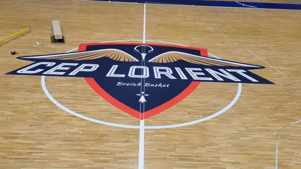 Vinilo de círculo central visto desde el lateral de una cancha de baloncesto de parquet