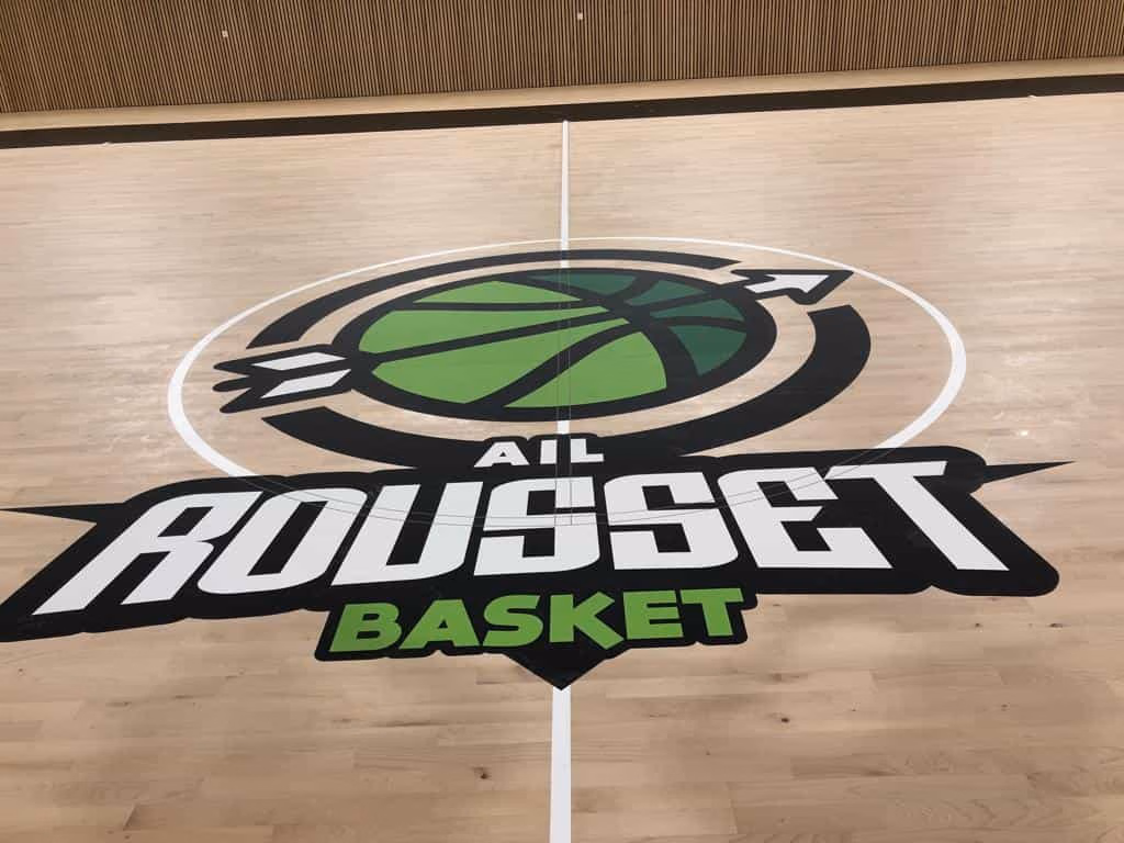 Vinilo de círculo central adhesivo instalado en el parquet de una cancha de baloncesto