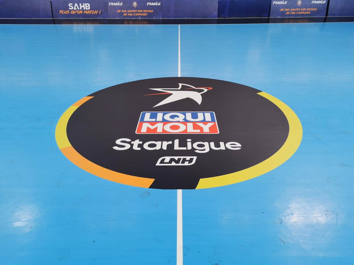 Vinilo de círculo central instalado en el centro de una pista de balonmano de PVC azul