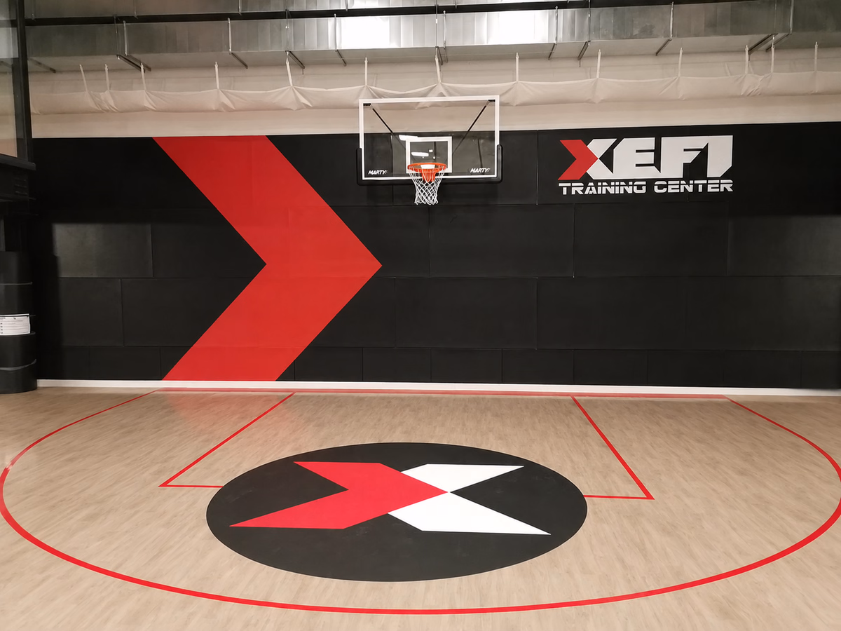 Marcaje de suelo con círculo central en una cancha de entrenamiento de baloncesto