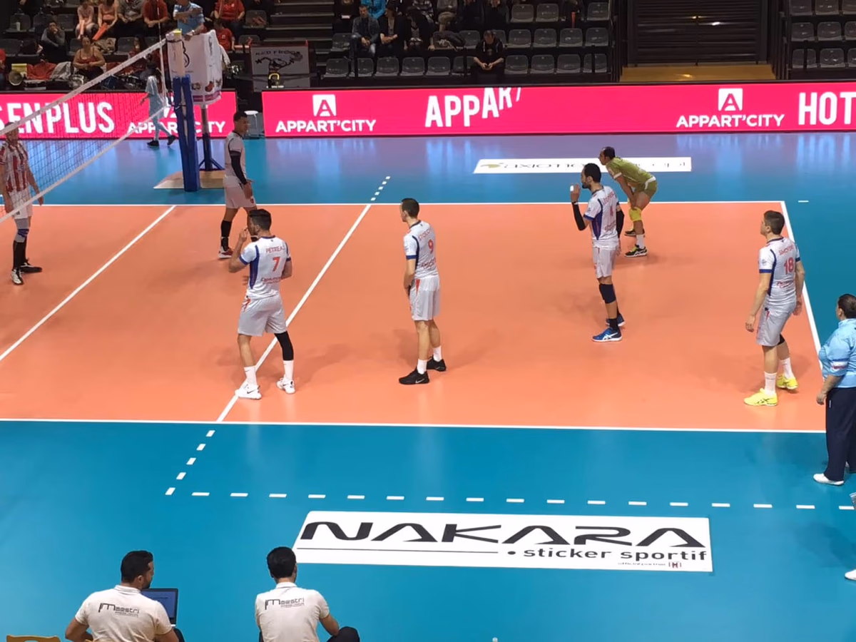Vinilos de suelo en una pista de voleibol durante un partido, vista elevada